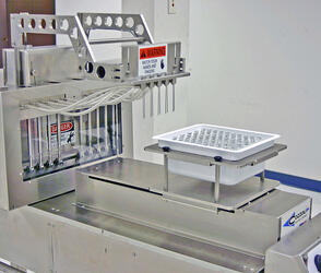 Автомат для наполнения жидкости в шприцы типа B-D Hypak в гнездовой кассете