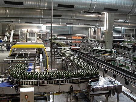 Система конвейеров для линии розлива пива.