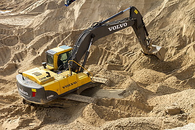 Работа техники Volvo в песчаном карьере в Нижегородской области