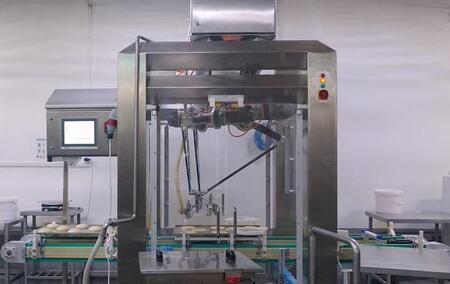 Российским роботом впервые оснастили линию производства хлебобулочных изделий