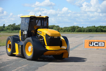 JCB Fastrac установил в Великобритании новый рекорд скорости среди тракторов