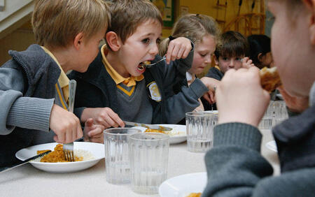 Роспотребнадзор рекомендует обращать внимание на содержание сахара в школьных завтраках