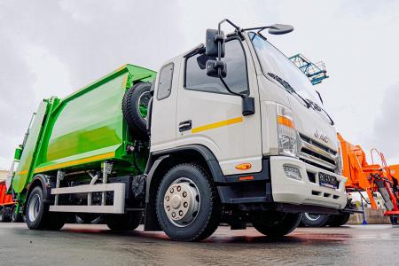 Смоленский завод КДМ выводит на рынок новую версию мусоровоза 