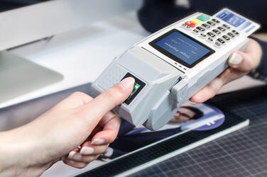 Сбербанк внедрит технологию оплаты по отпечатку пальца или скану лица