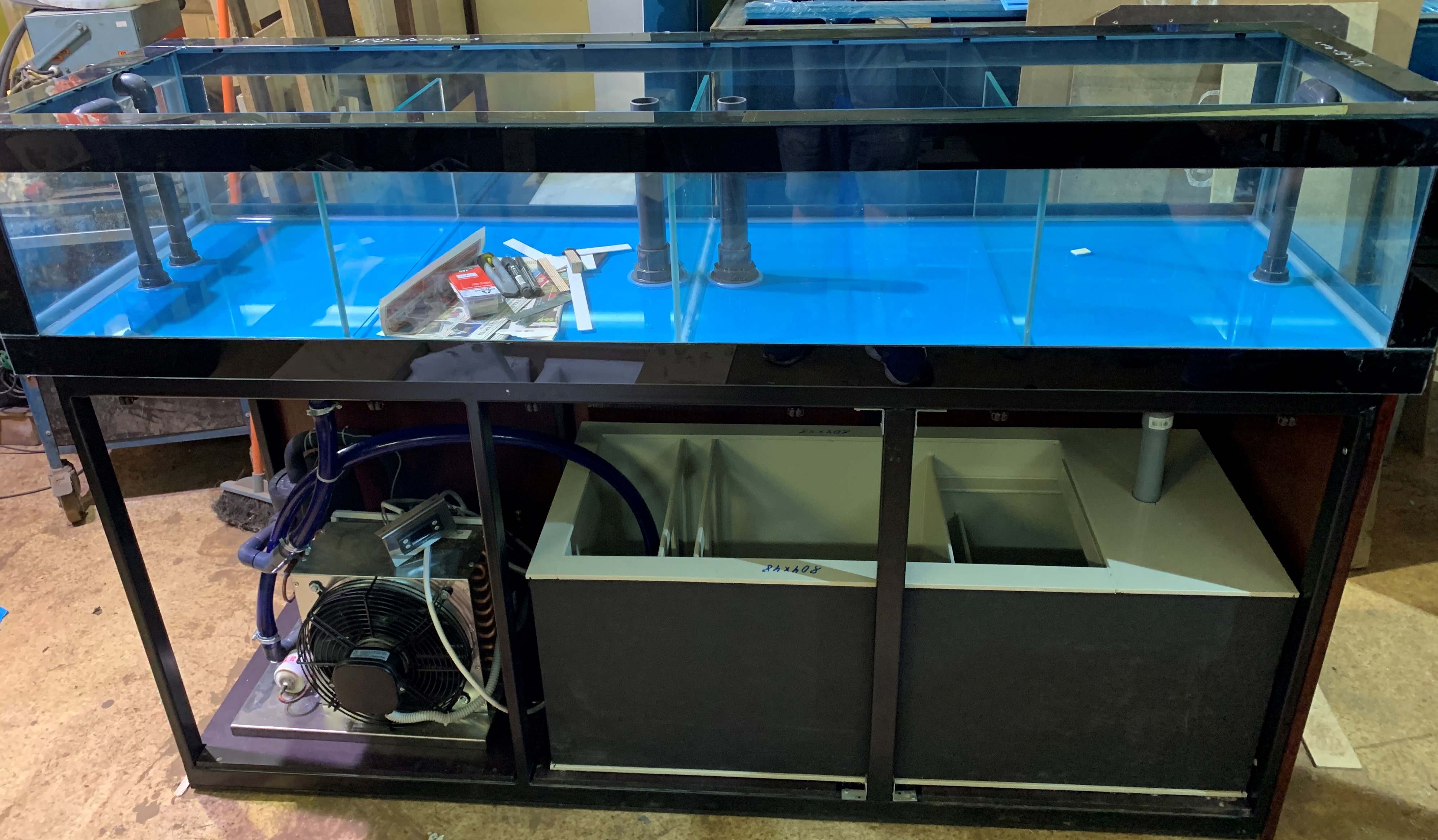 Аквариум для содержания живой рыбы