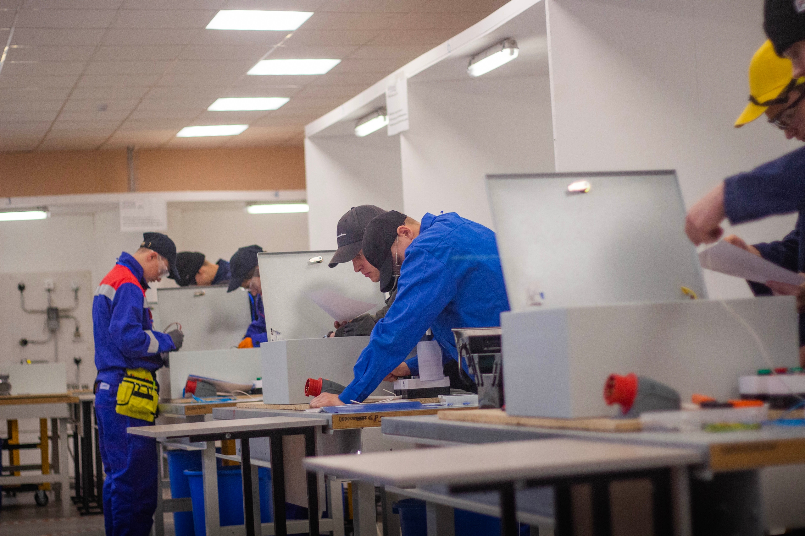 Челябинские студенты сразились за звание лучшего электромонтажника 