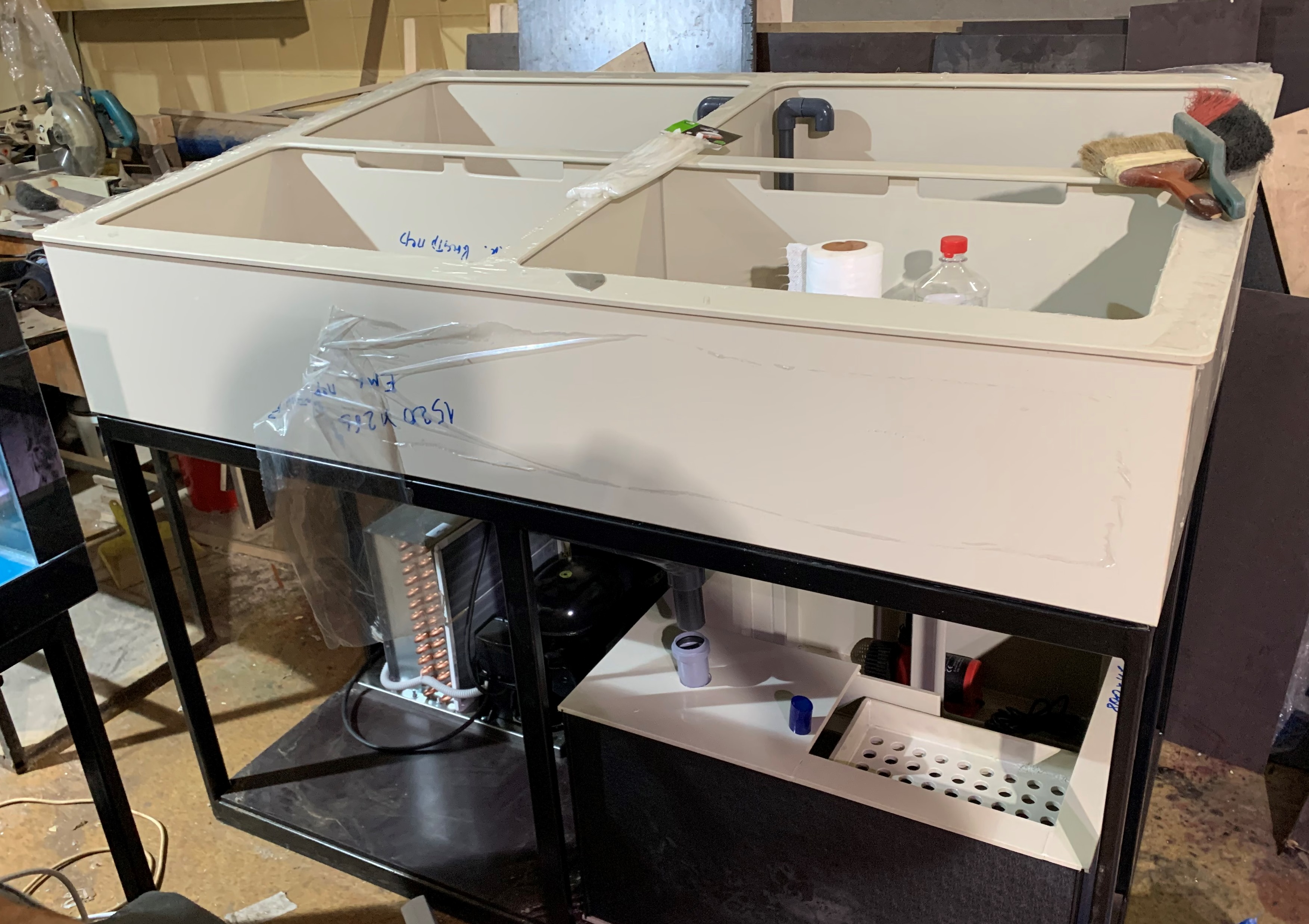 Аквариум для содержания живой рыбы