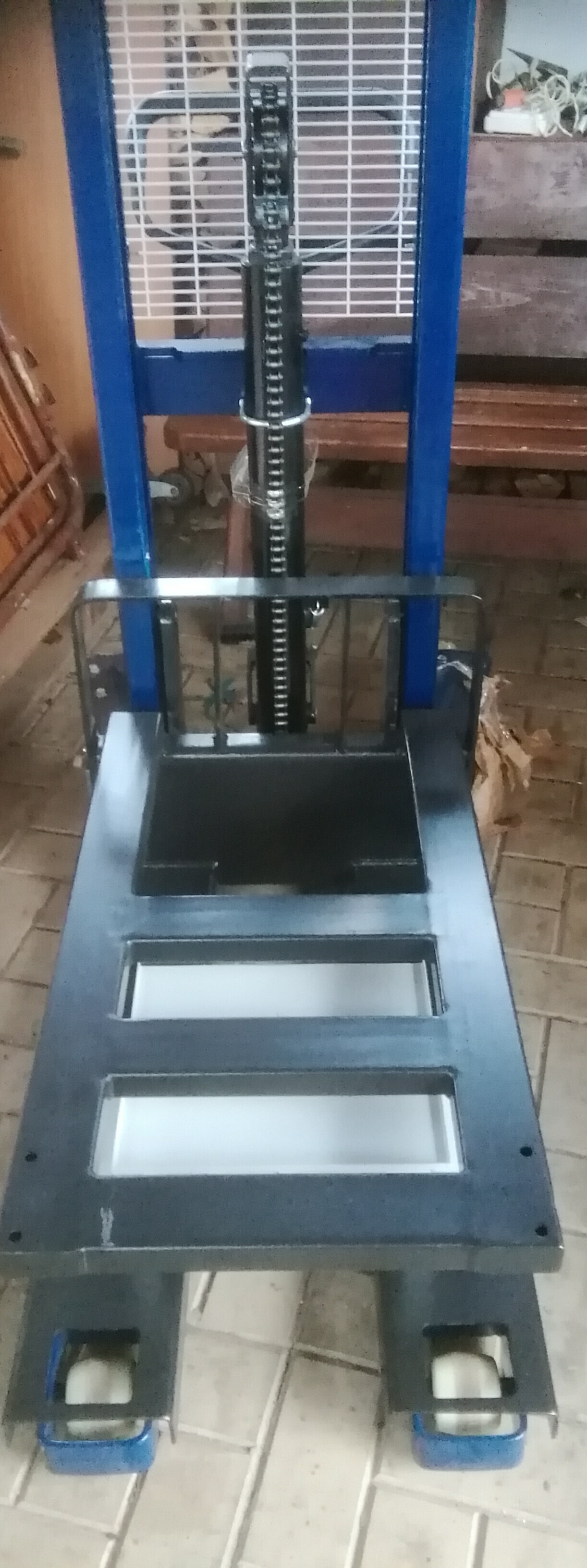 Штабелер для подъема оборудования грузоподъемность 1500кг