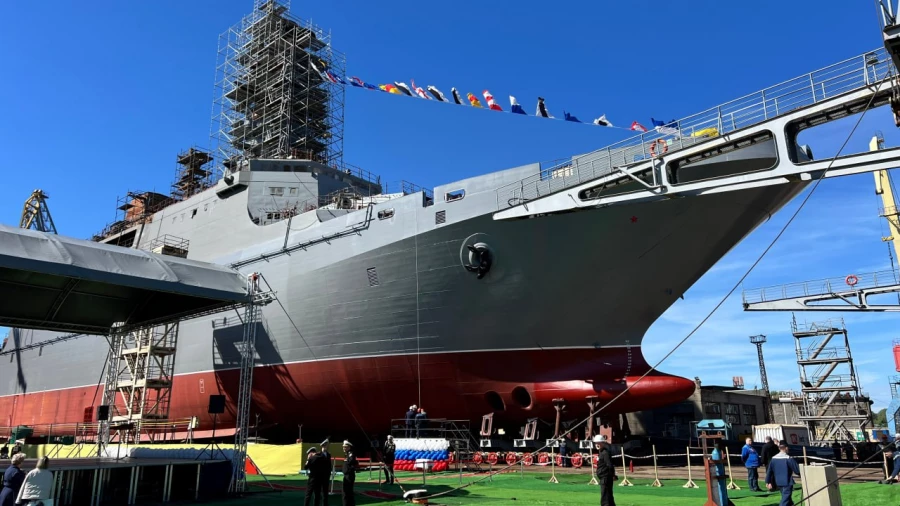 Самый большой десантный корабль в России для ВМФ спущен на воду