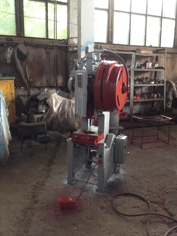 Однокривошипный наклоняемый пресс КД2320