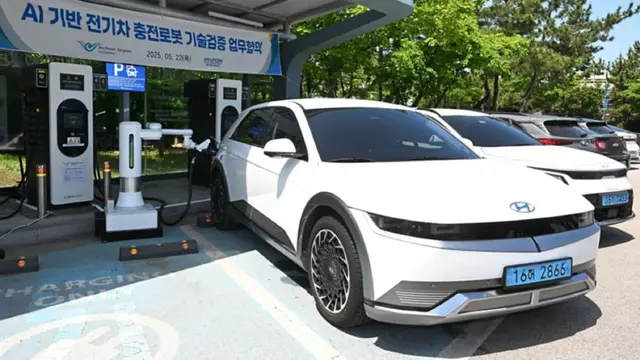 Роботы Hyundai и Kia заряжают электромобили в крупном аэропорту Роботы Hyundai и Kia заряжают электромобили в крупном аэропорту