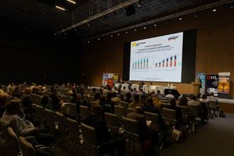 Изображение выглядит как в помещении, съезд, Конференц-зал, семинар Контент, сгенерированный ИИ, может содержать ошибки.