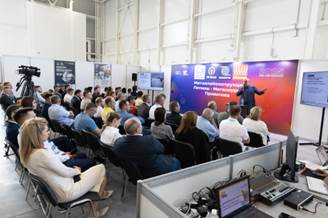 Изображение выглядит как в помещении, одежда, человек, компьютер Контент, сгенерированный ИИ, может содержать ошибки.