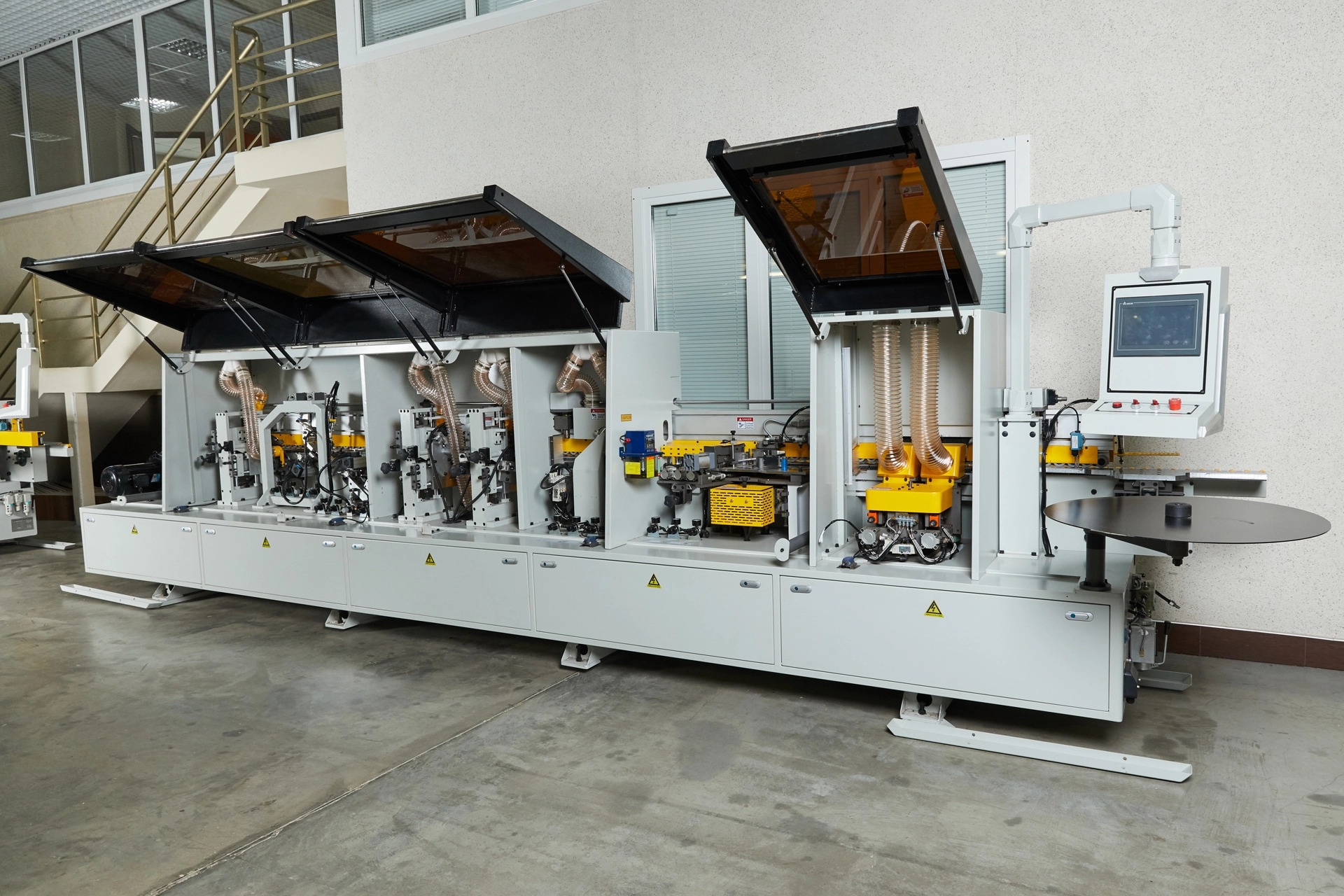 Кромкооблицовочный автоматический станок VELBERG MC468J Кромкооблицовочный автоматический станок VELBERG MC468J