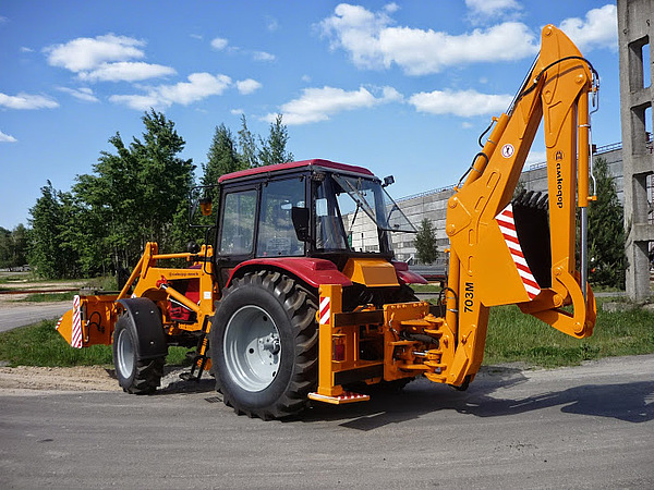 Экскаватор-погрузчик "амкодор-703м" на мтз-92п с увеличенной глубиной копания Экскаватор-погрузчик "амкодор-703м" на мтз-92п с увеличенной глубиной копания